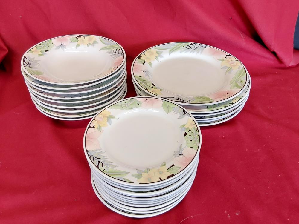 LOT DE 27 ASSIETTES DE TABLE MOTIF FLEURS JAUNES ET ROSES