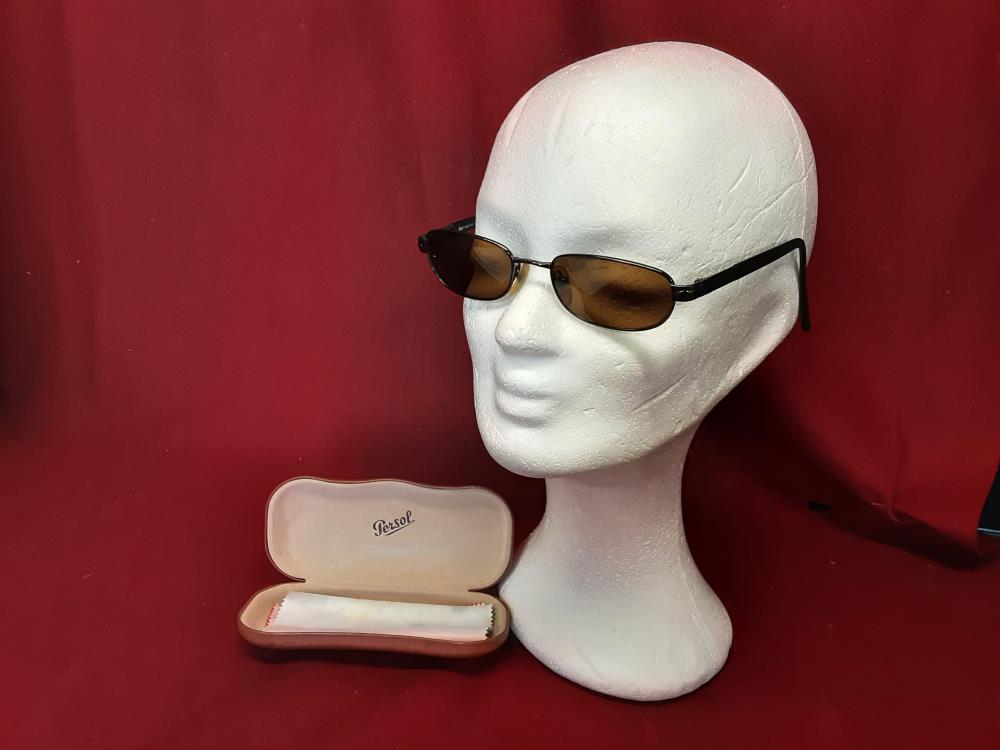 PAIRE DE LUNETTE DE SOLEIL PERSOL