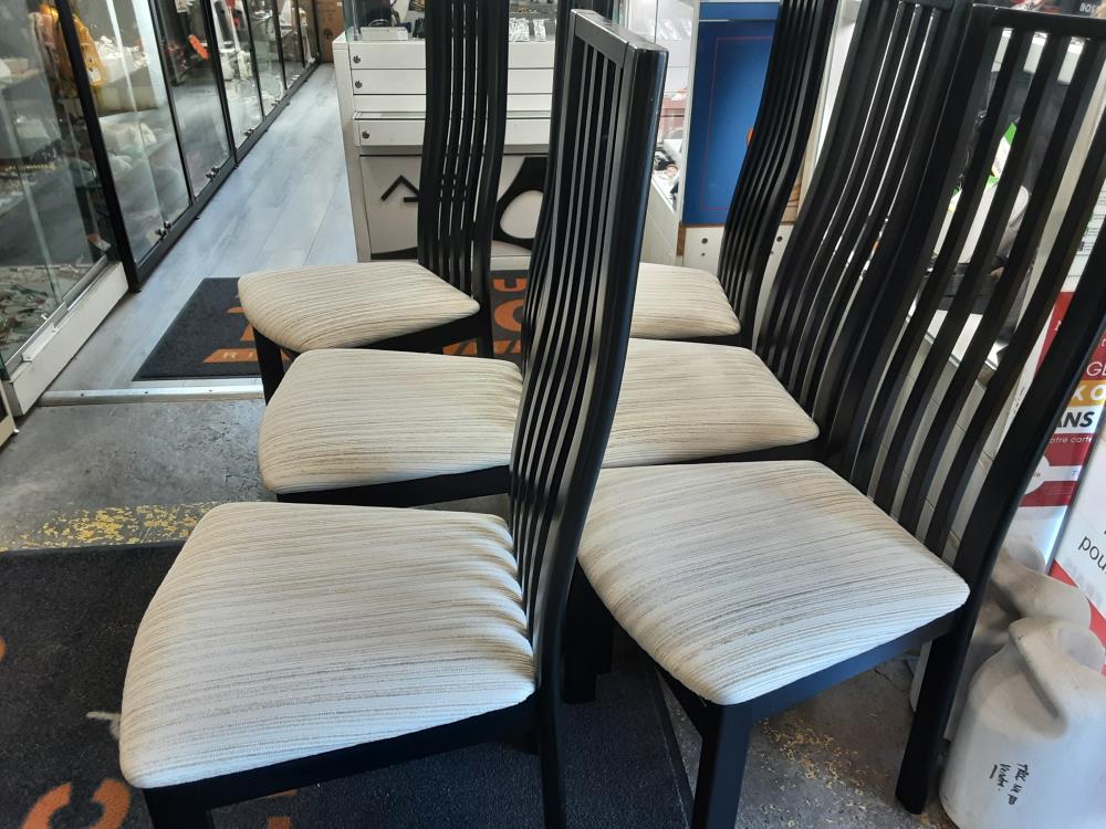 LOT DE 6 CHAISES NOIRES TISSU CREME SUR L'ASSISE
