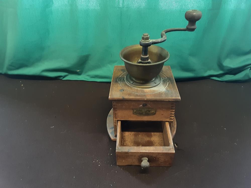 MOULIN A CAFE EN BOIS