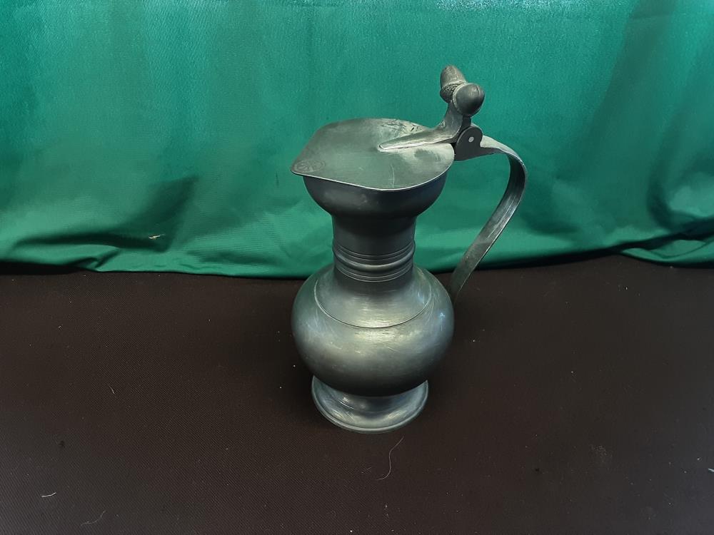 CRUCHE EN ETAIN AVEC COUVERCLE 