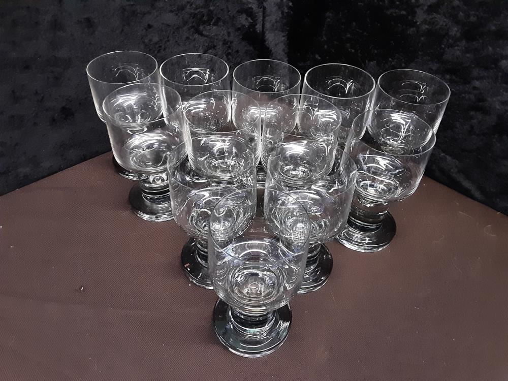 LOT DE 12 VERRES À VIN DESIGN