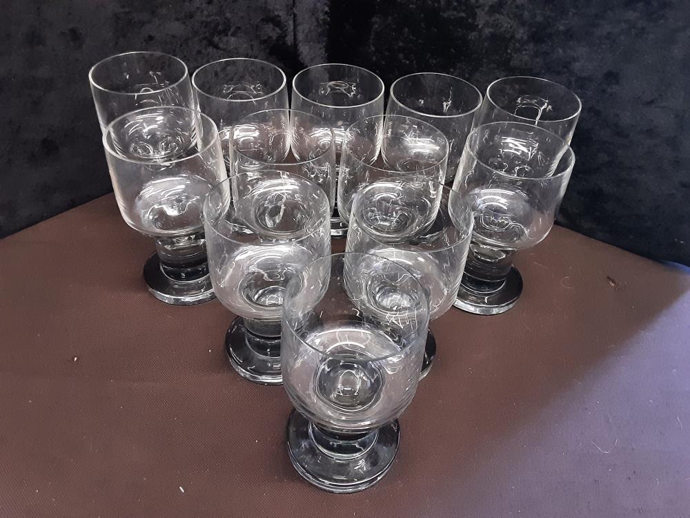 LOT DE 12 VERRES À EAU DESIGN