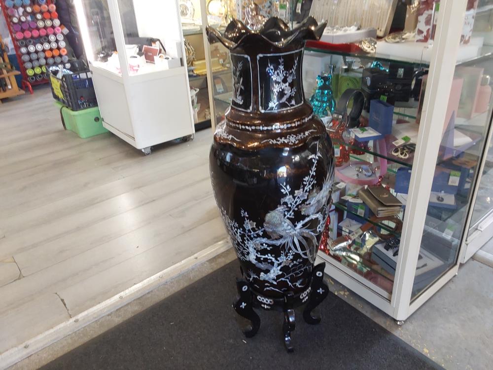 VASE AVEC PIED TGM 97 CM HAUT LAQUE NOIR AVEC INCRUSTATIONS NACRÉES