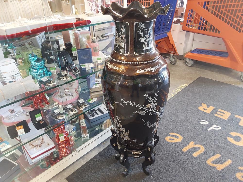VASE AVEC PIED TGM 97 CM HAUT LAQUE NOIR AVEC INCRUSTATIONS NACRÉES