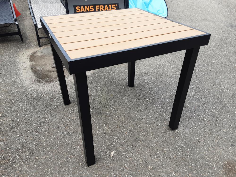 TABLE DE JARDIN CARRÉE ASPECT BOIS - ALU NOIR (84B-918ND) 2ÈME CHOIX