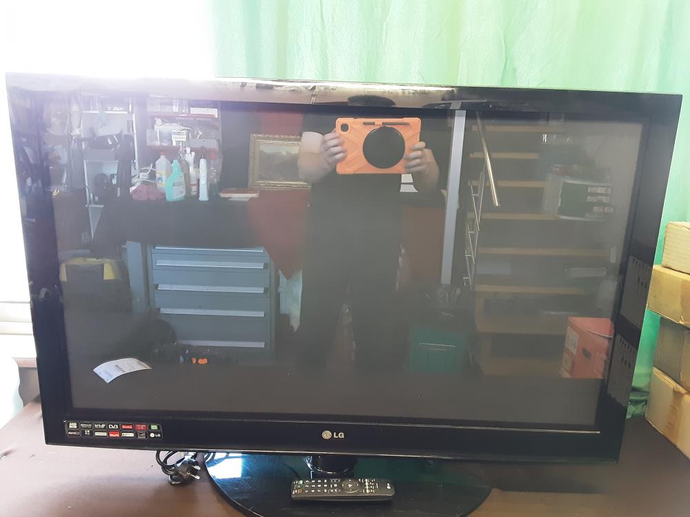 TÉLÉVISEUR HD 108CM LG AVEC TÉLÉCOMMANDE