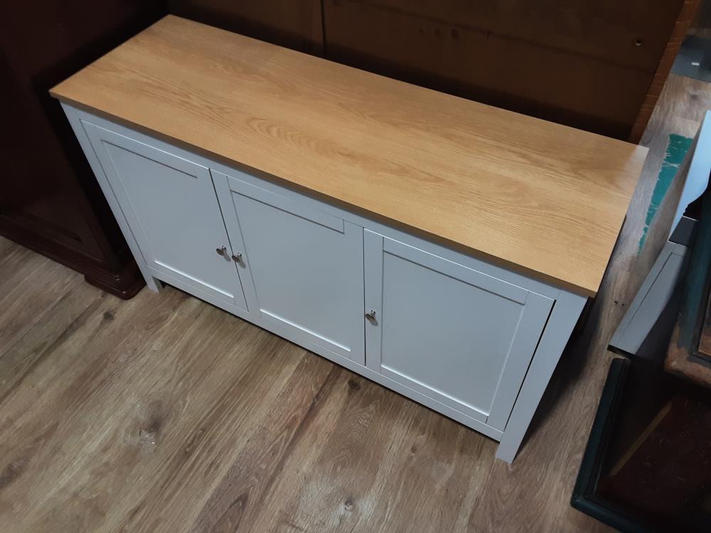 BUFFET BAS 3 PORTES COLORIS BLANC ET ASPECT BOIS CLAIR (838-392V80WT) 2ÈME CHOIX