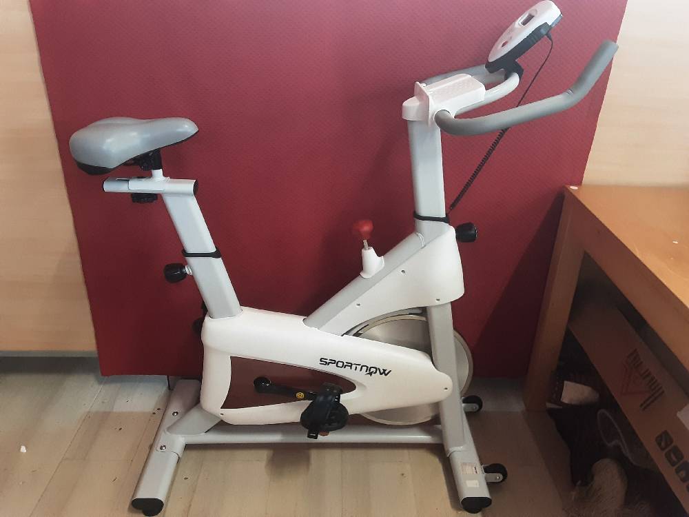VÉLO D'APPARTEMENT ROUGE/GRIS/BLANC (A90-382V01WT) 2ÈME CHOIX