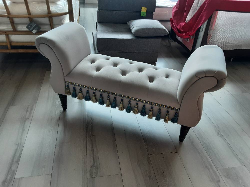 BANC CAPITONNÉ GRIS POMPONS (831-305GY) 2ÈME CHOIX