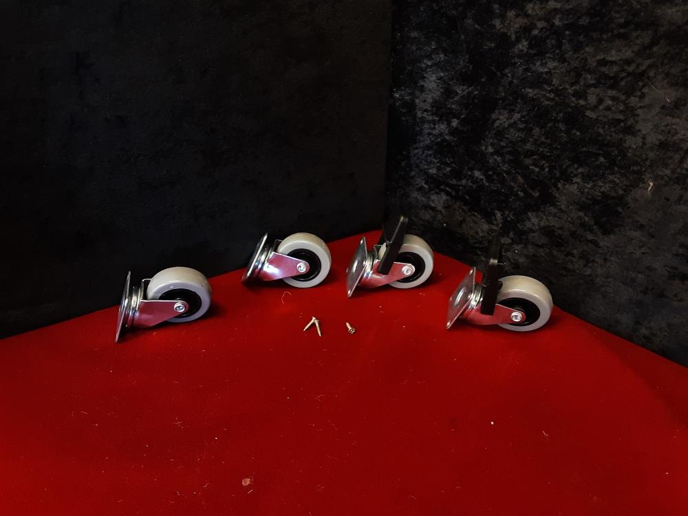 LOT DE 9 ROULETTES
