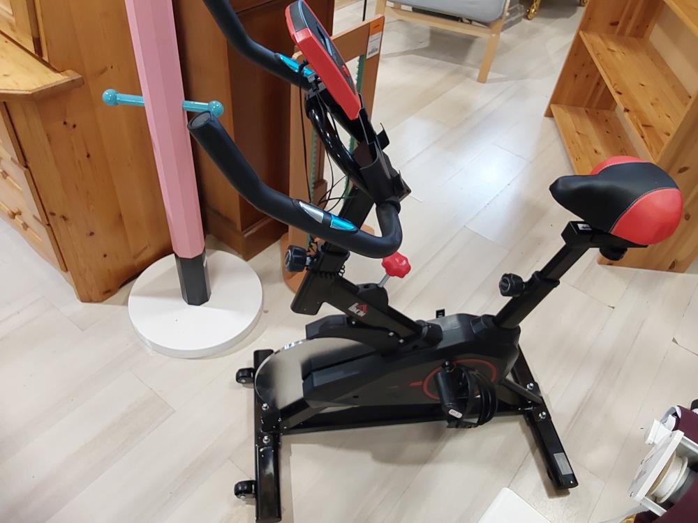 VÉLO D'APPARTEMENT NOIR ET ROUGE (A90-152) 2ÈME CHOIX