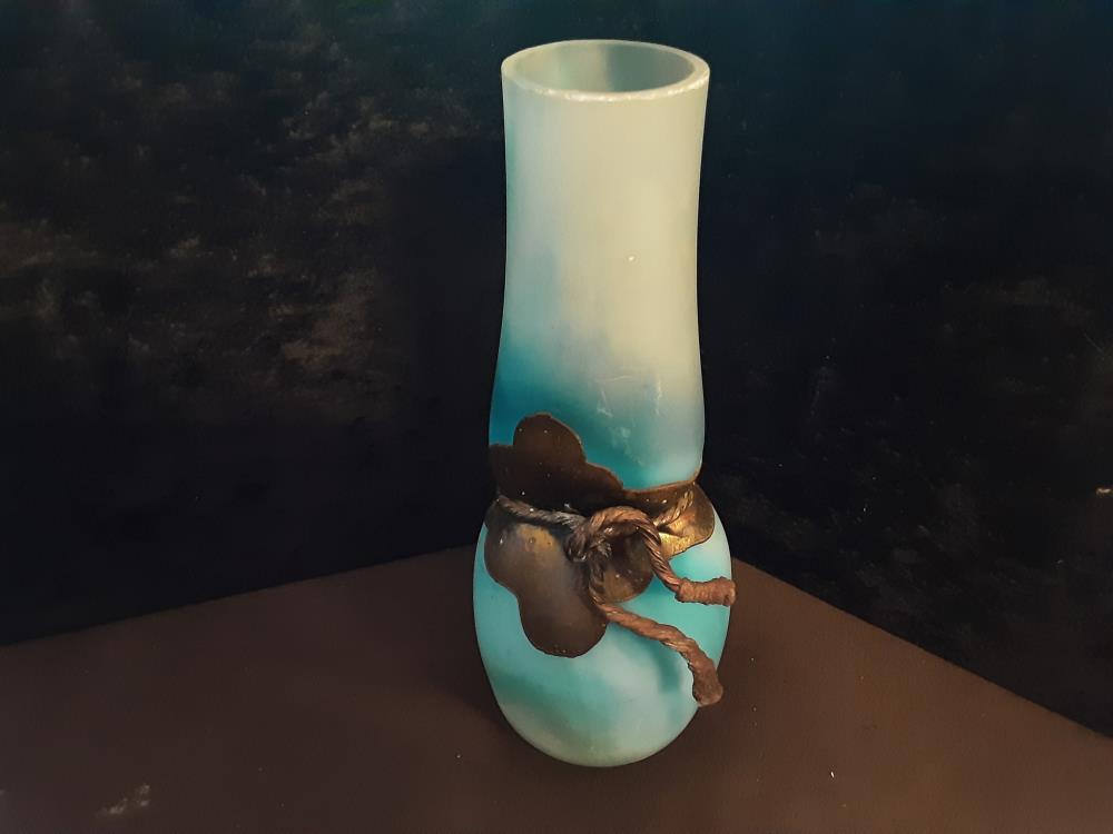 VASE EN PATE DE VERRE BLEU