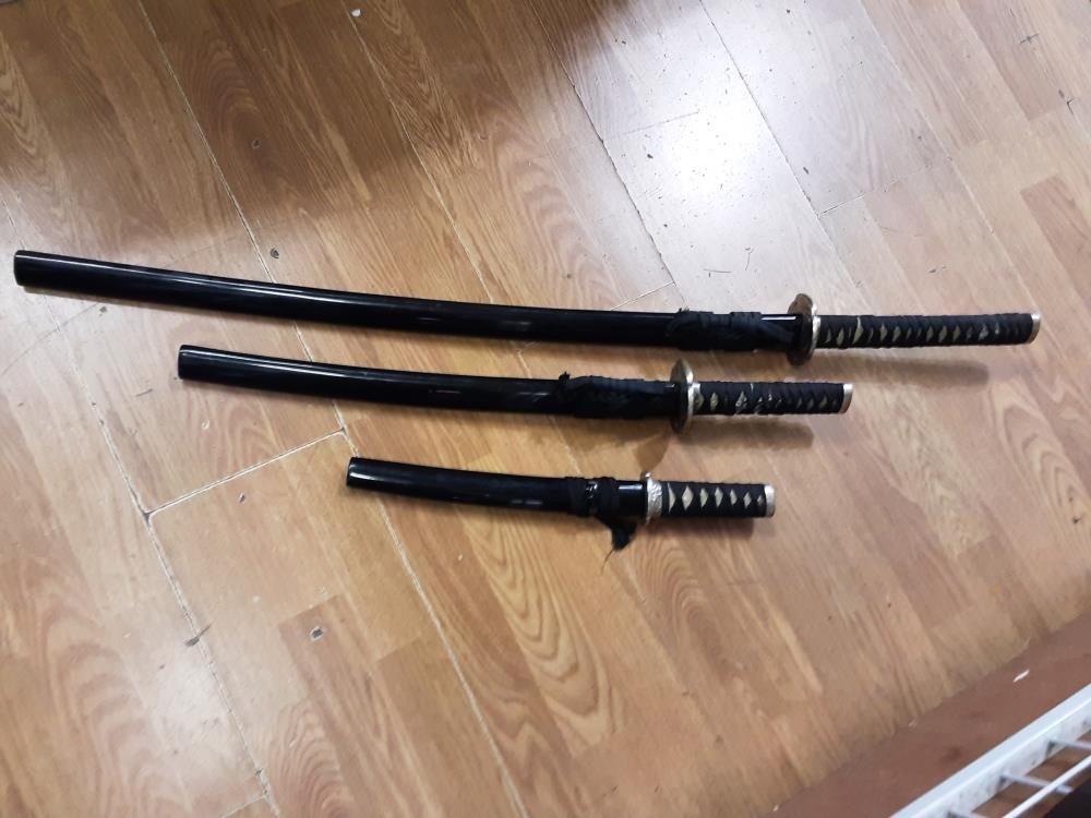 ENSEMBLE 3 KATANAS SANS SUPPORT