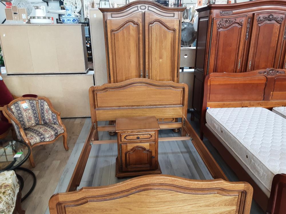 CHAMBRE À COUCHER EN CHÊNE (LIT 140X200/ARMOIRE/TABLE DE CHEVET)
