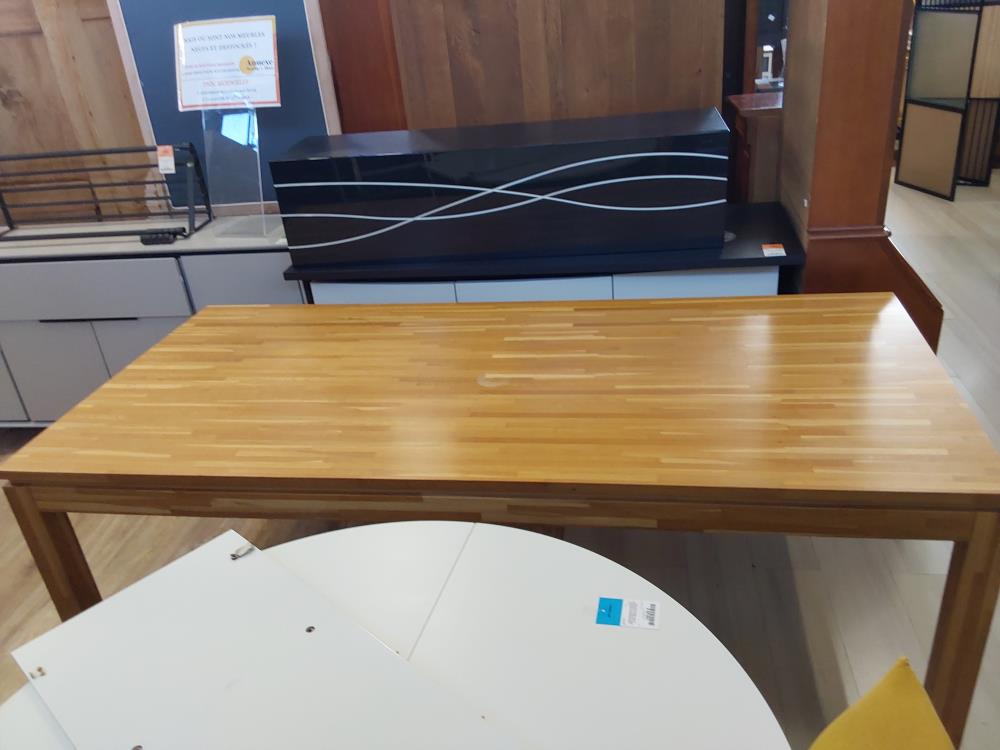 TABLE DE SALLE A MANGER BOIS MASSIF A RESTAURER 