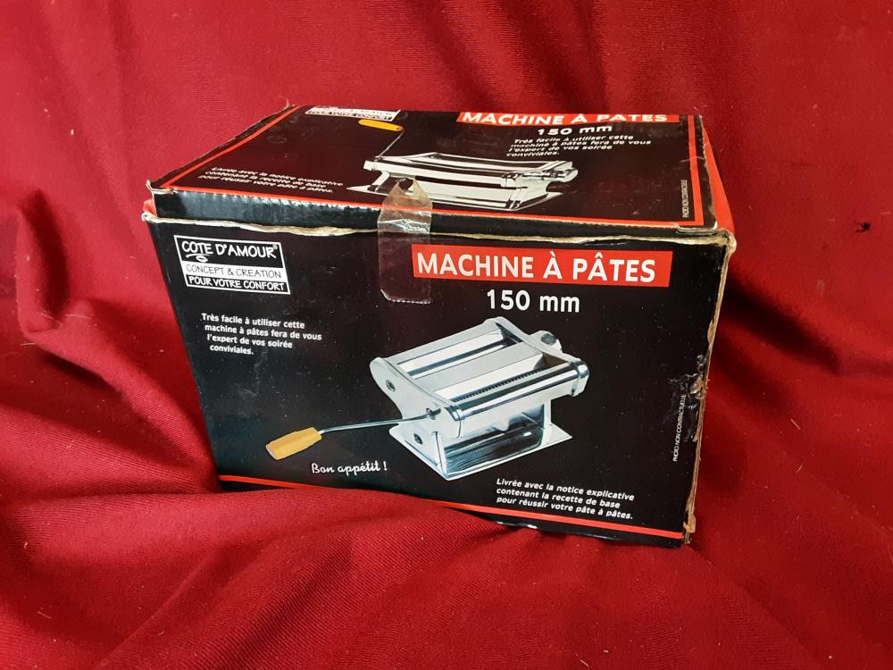 MACHINE A PATES MANUELLE