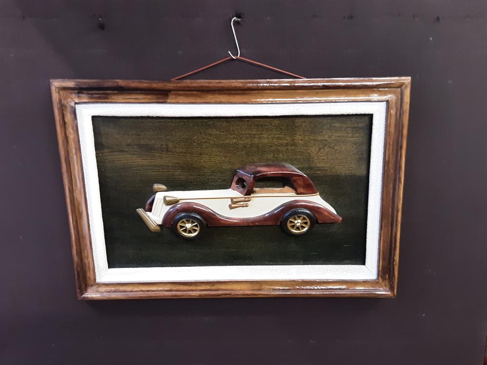 TABLEAU EN BOIS AVEC VOITURE RELIEF