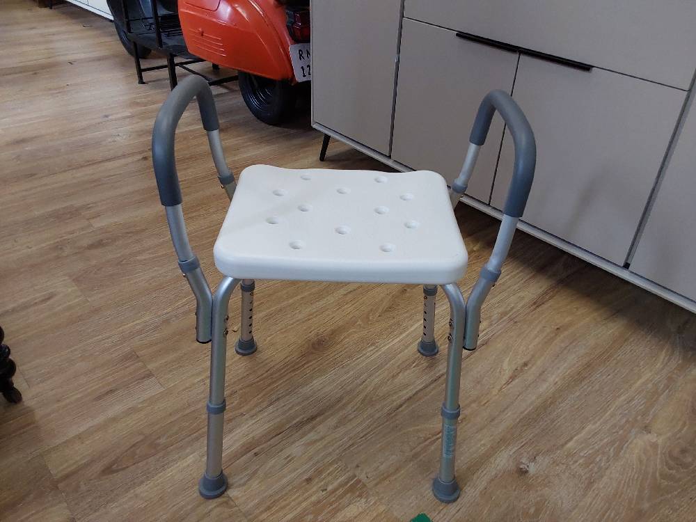 TABOURET DE DOUCHE ANTI DÉRAPANT (712-070V00GY) 2ÈME CHOIX
