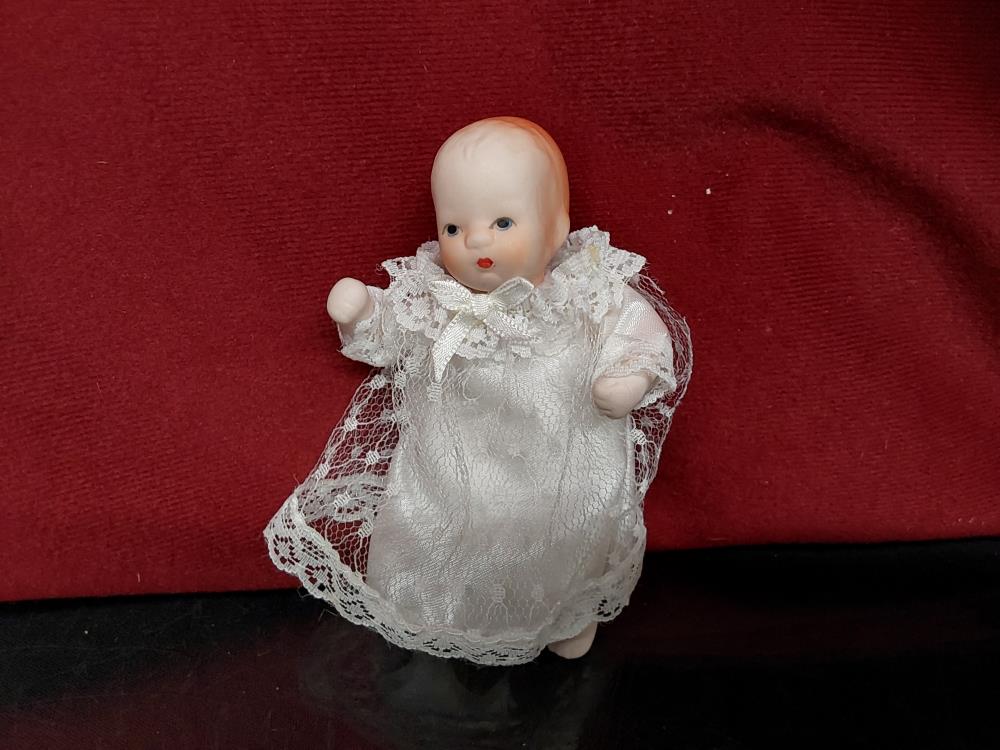 POUPÉE PORCELAINE ROBE BLANCHE