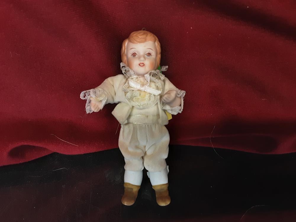 POUPÉE PROCELAINE MINIATURE GARCON TENUE BLANCHE
