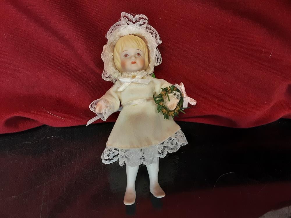 POUPÉE PORCELAINE MINIATURE FILLETTE ROBE BLANCHE