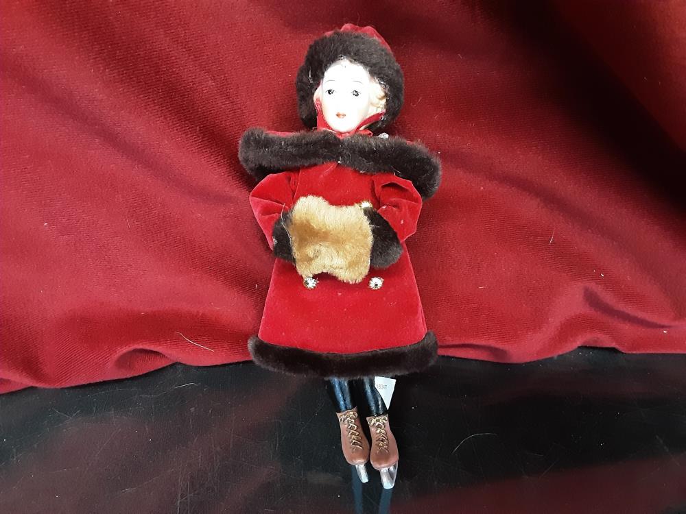 POUPÉE PORCELAINE MINIATURE TENUE D'HIVER ROUGE