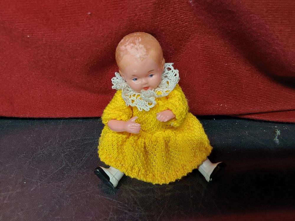 POUPÉE MINIATURE CELLULOID ROBE JAUNE