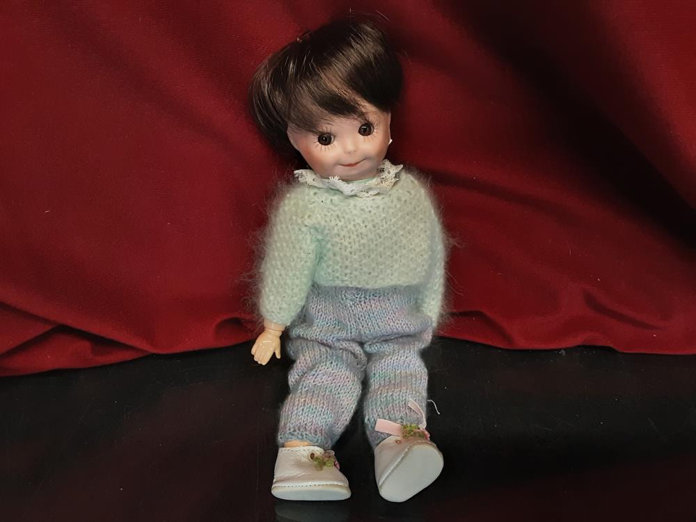 POUPÉE PORCELAINE PM TENUE VERT ET VIOLET MARQUE MU1989