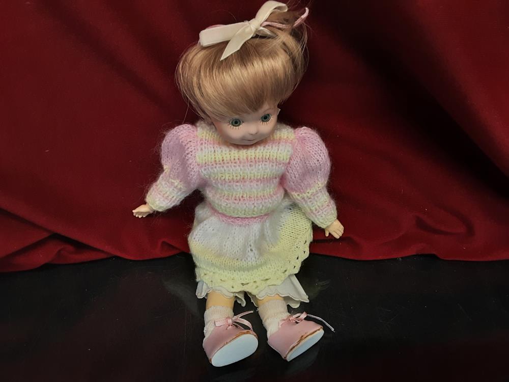 POUPÉE PORCELAINE PM TENUE ROSE ET JAUNE MU1989