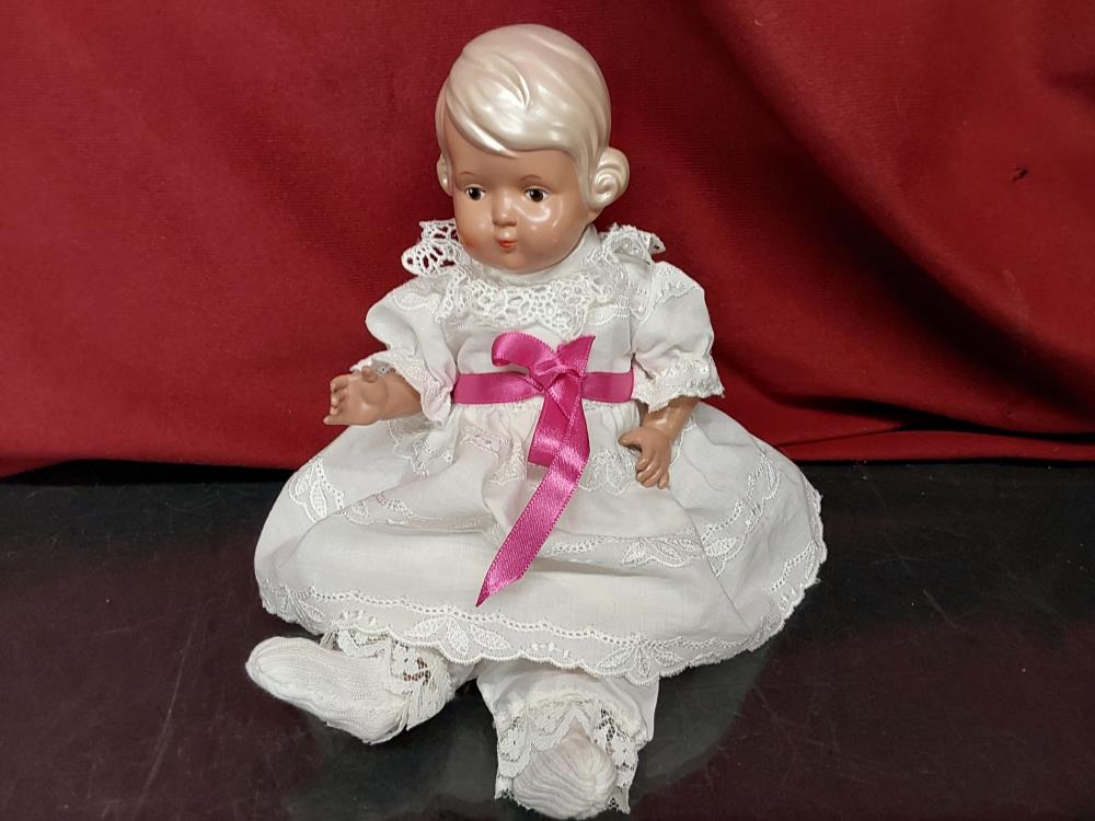 POUPÉE PM CELLULOID ROBE BLANCHE NOEUD ROSE