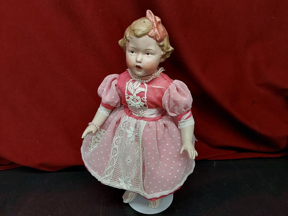 POUPÉE PORCELAINE PM SUR SUPPORT ROBE ROSE COLLIER PERLES