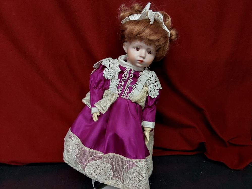 POUPÉE PORCELAINE PM SUR SUPPORT ROBE VIOLETTE ET BLANCHE 1988