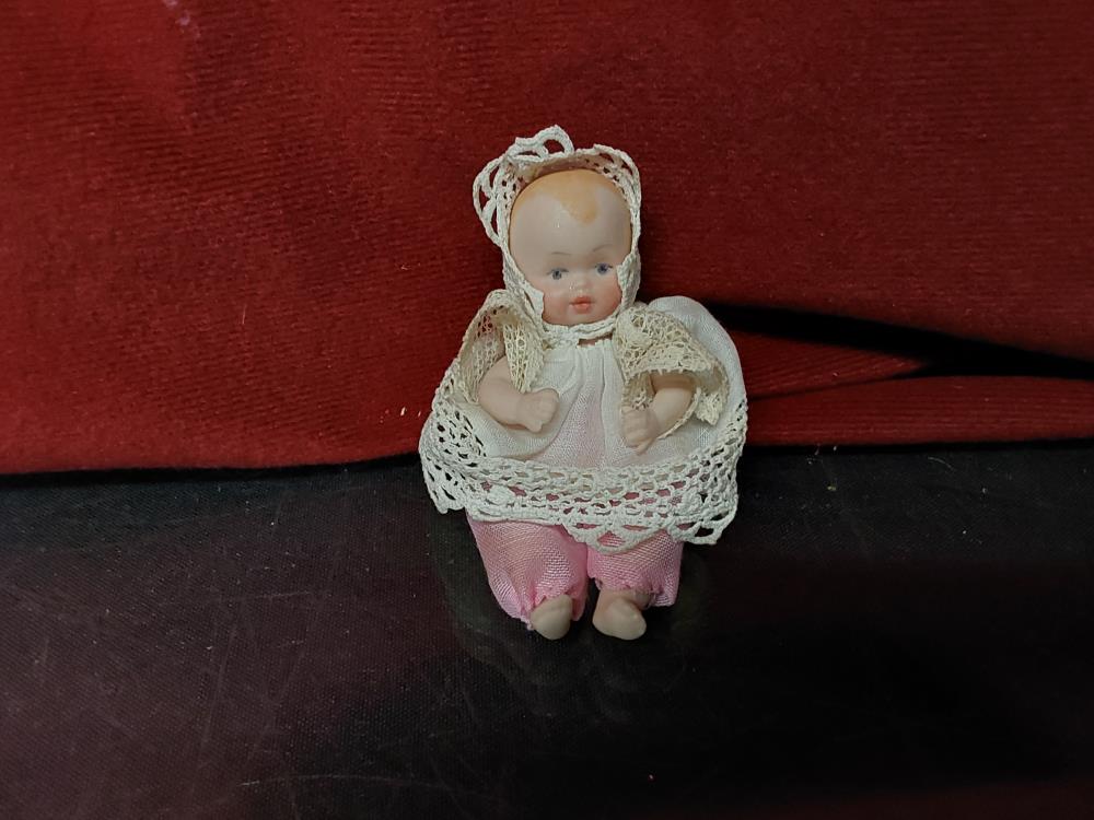 POUPÉE MINIATURE EN PORCELAINE PANTALON ROSE
