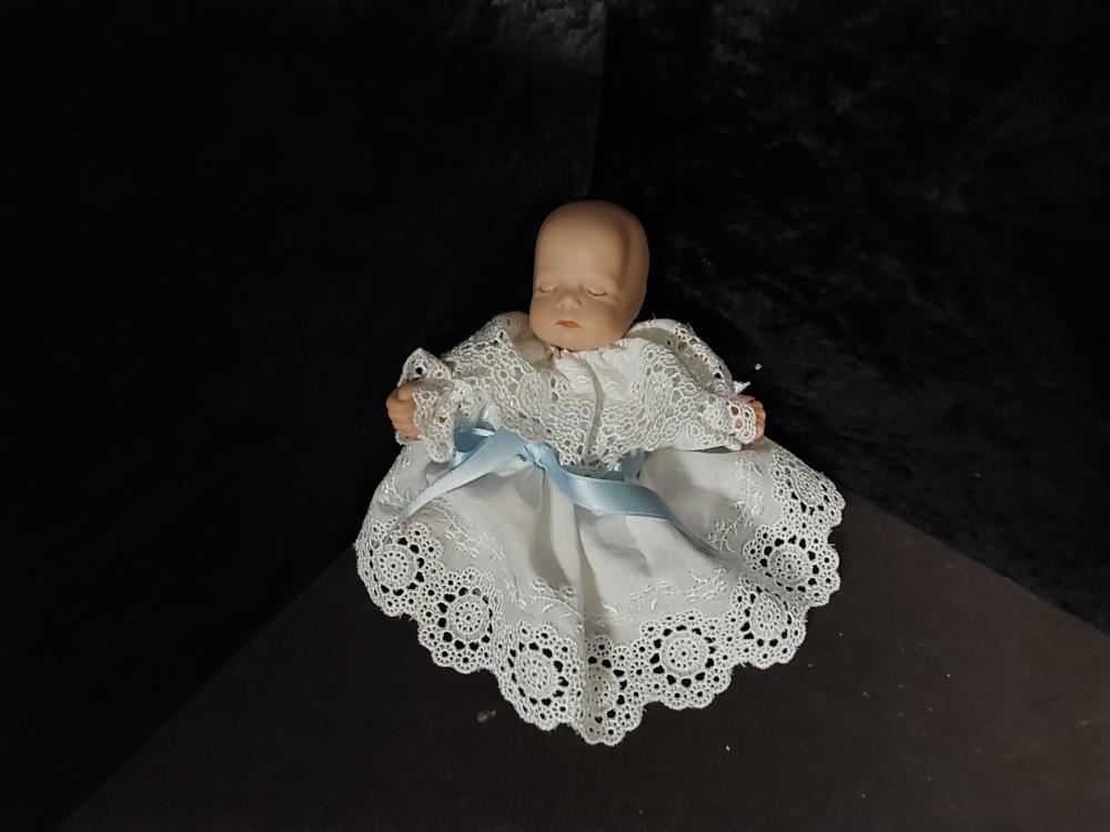 DEMI POUPÉE MINIATURE PORCELAINE SUR COUSSIN ROBE BLANCHE NOEUD BLEU
