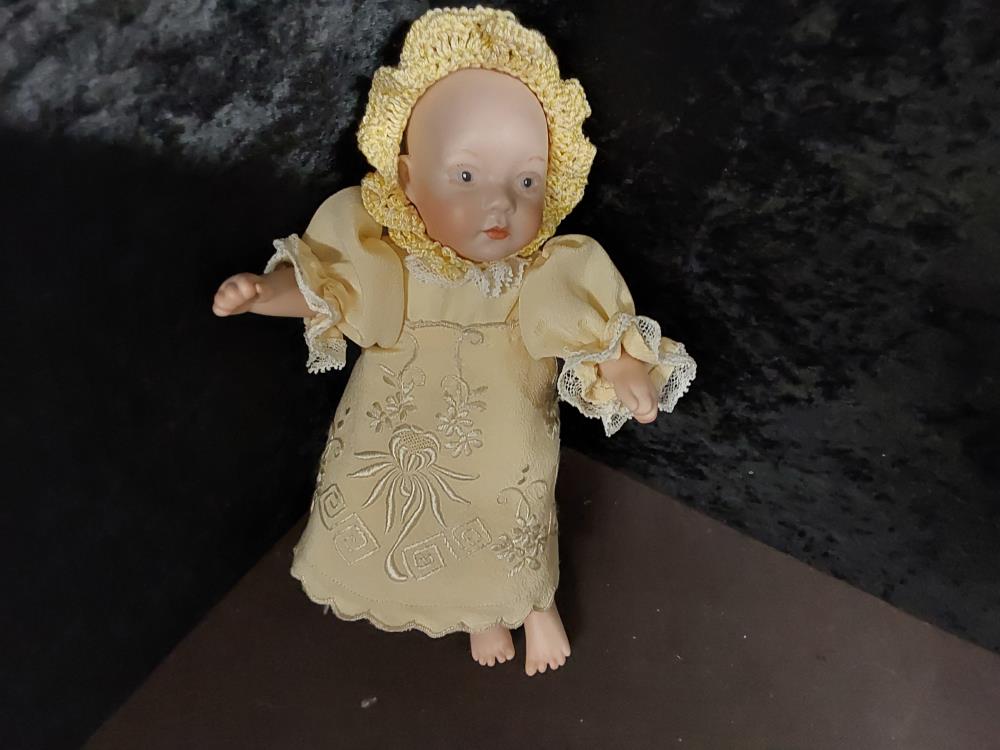 POUPÉE MINIATURE PORCELAINE TENUE JAUNE