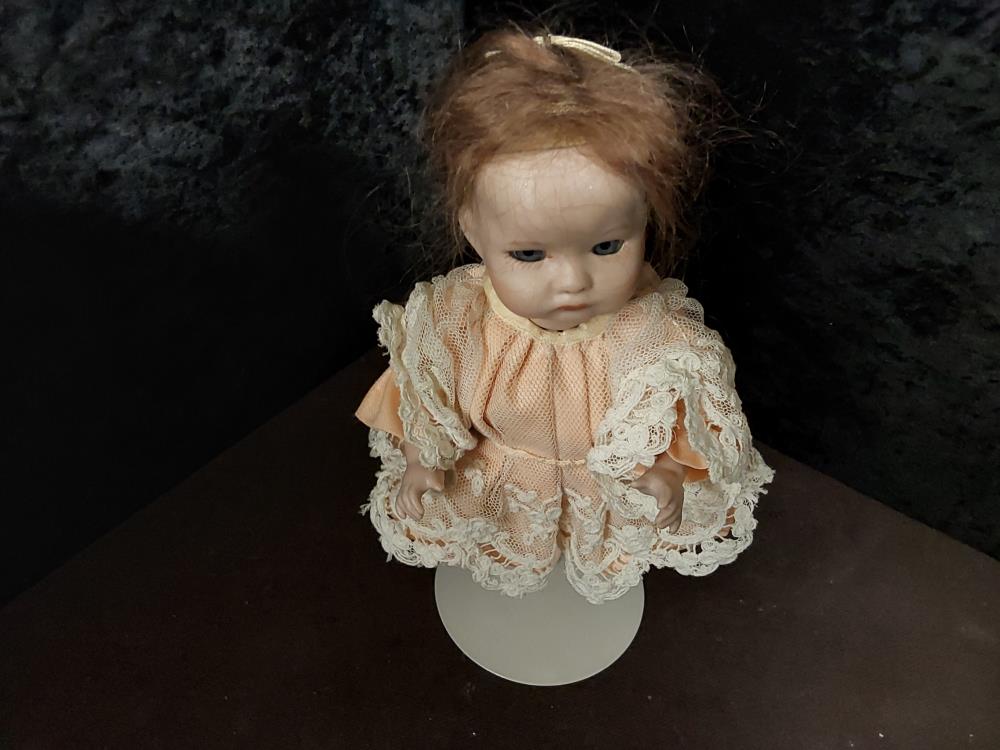 POUPÉE MINIATURE PORCELAINE SUR SUPPORT ROBE ORANGE ET BLANCHE MU