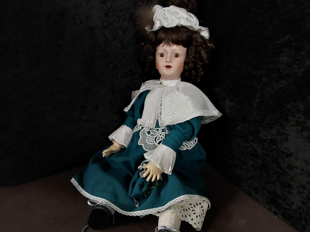 POUPÉE GM PORCELAINE BOUCHE OUVERTE ROBE VERTE ET BLANCHE SIGNÉE