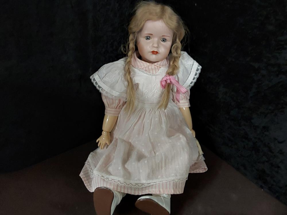 POUPÉE GM PORCELAINE ROBE ROSE ET BLANCHE SIGNÉE