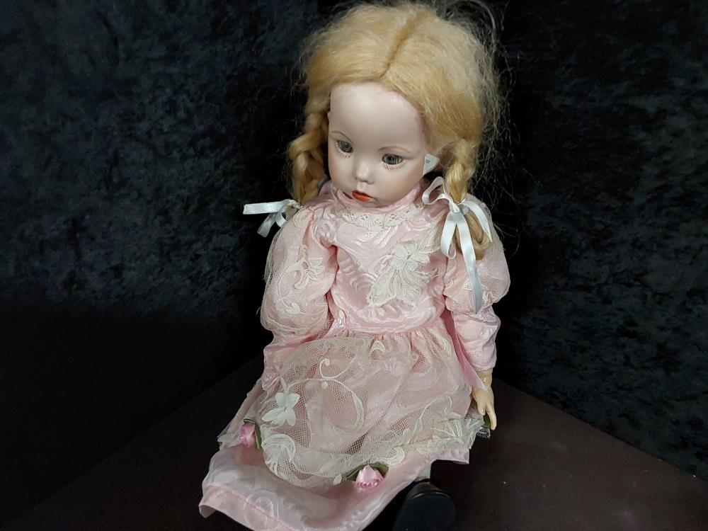 POUPÉE MM PORCELAINE BOUCHE OUVERTE ROSE ROSE SIGNÉE