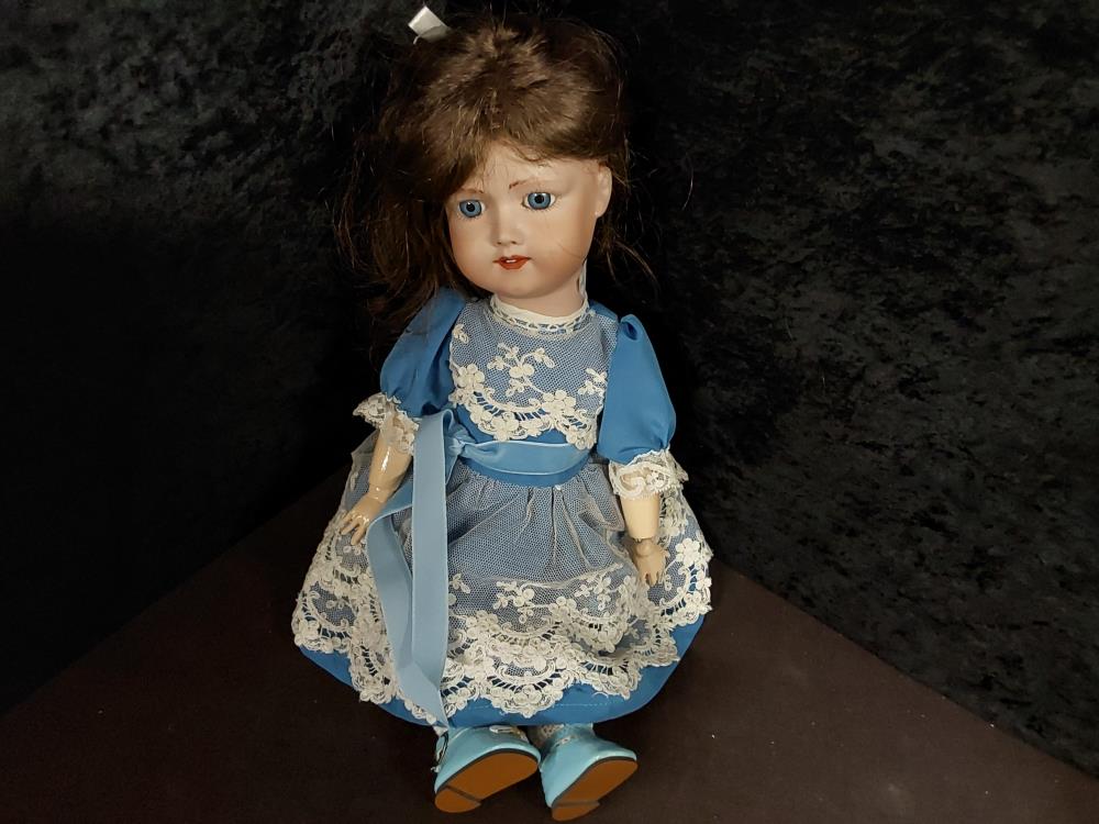 POUPÉE PORCELAINE PM ROBE BLEUE ET BLANCHE