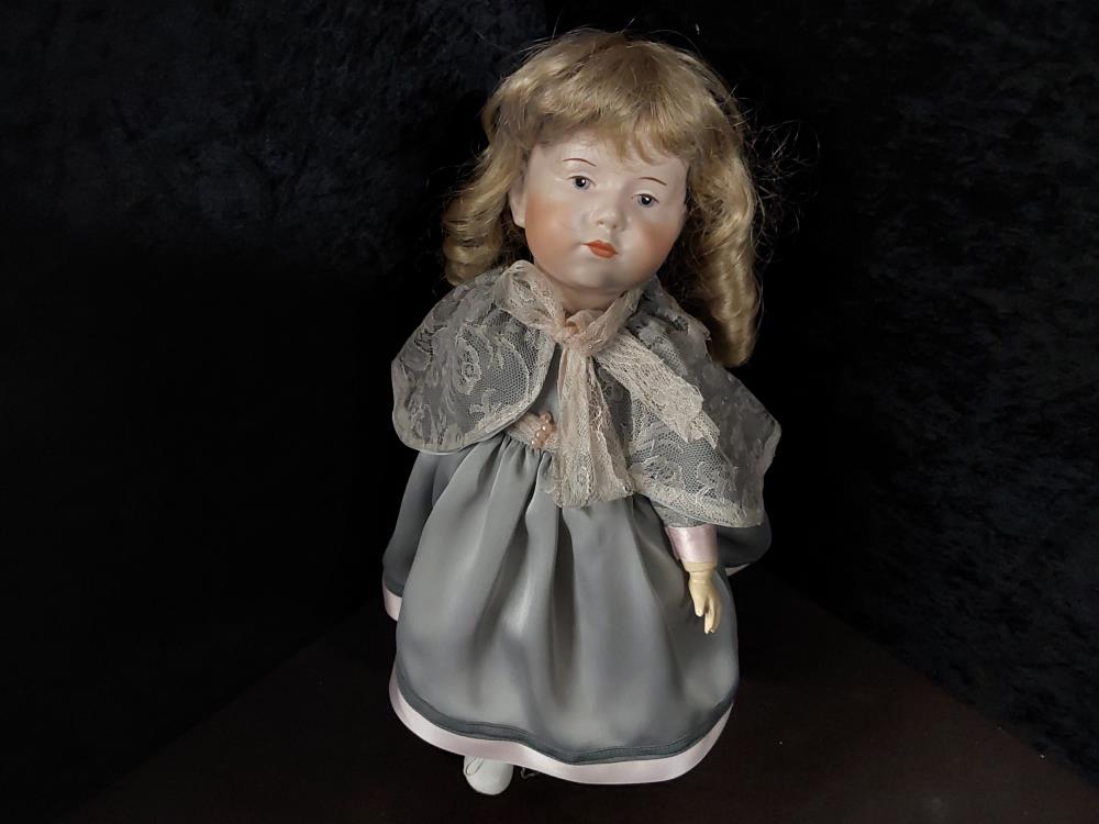 POUPÉE PORCELAINE PM SUR SUPPORT ROBE GRISE ET ROSE