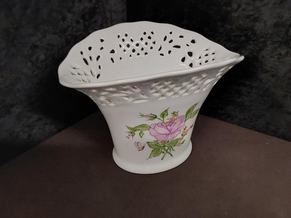 VASE ÉVASÉ AJOURÉ DÉCOR FLEURS 