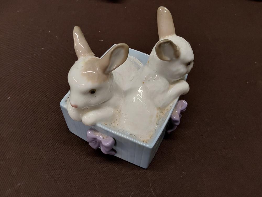 DÉCORATION 2 LAPINS DANS PANIER LLADRO