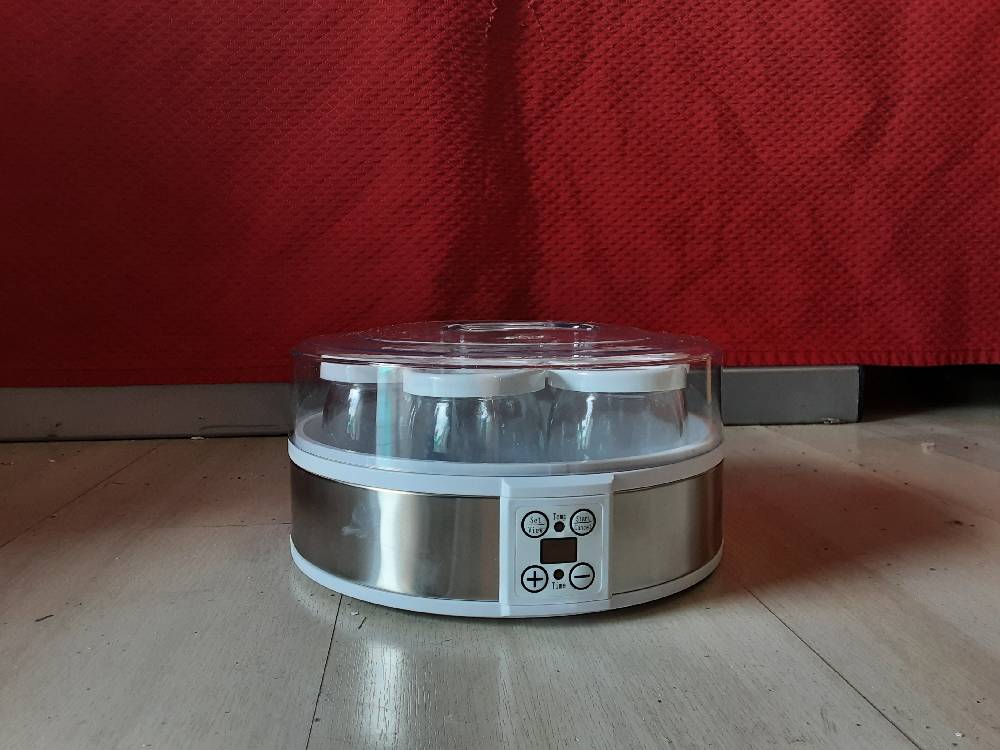 YAOURTIÈRE ÉLECTRIQUE 7 POTS INCLUS (800-177V90WT) 2ÈME CHOIX