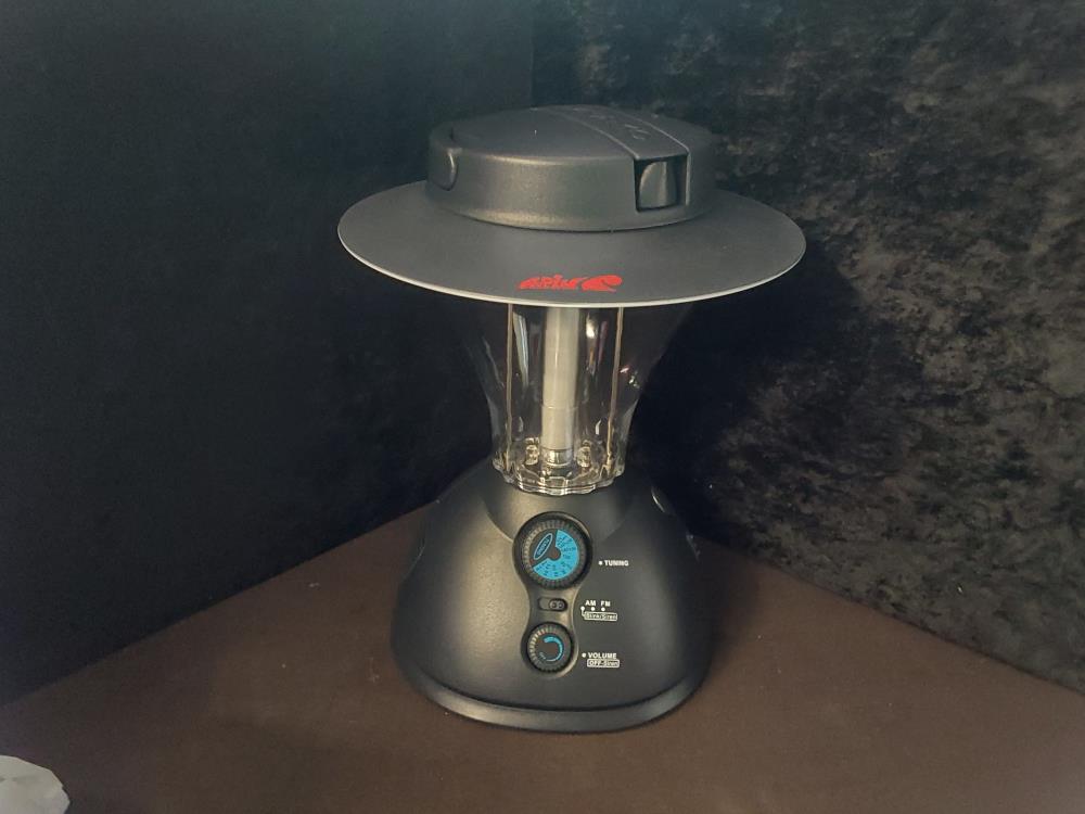 LAMPE A POSER AVEC RADIO INTEGRÉE A PILE OU SECTEUR