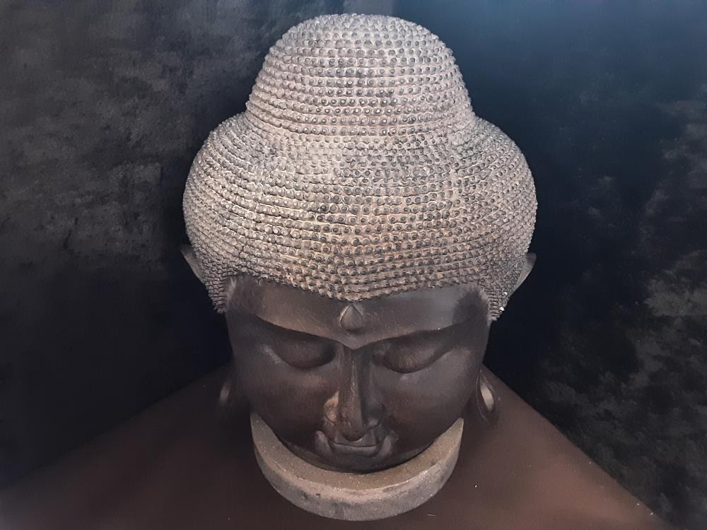 TETE DE BOUDDHA SUR SOCLE EN RESINE HAUTEUR 30CM