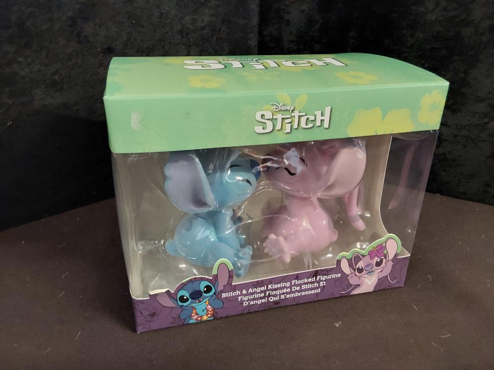 FIGURINES STITCH QUI S'EMBRASSENT