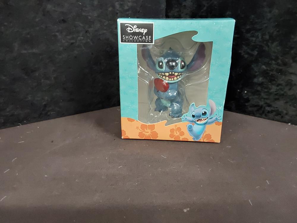 FIGURINE STITCH COEUR DANS LES BRAS
