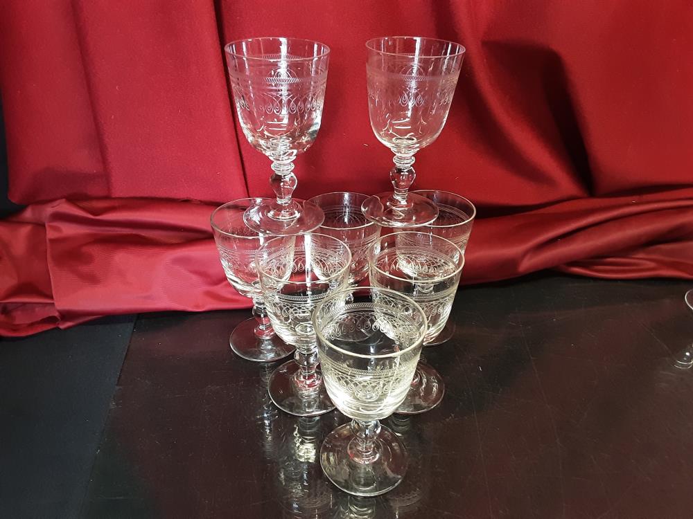 LOT DE 8 VERRES SUR PIED CISELÉS